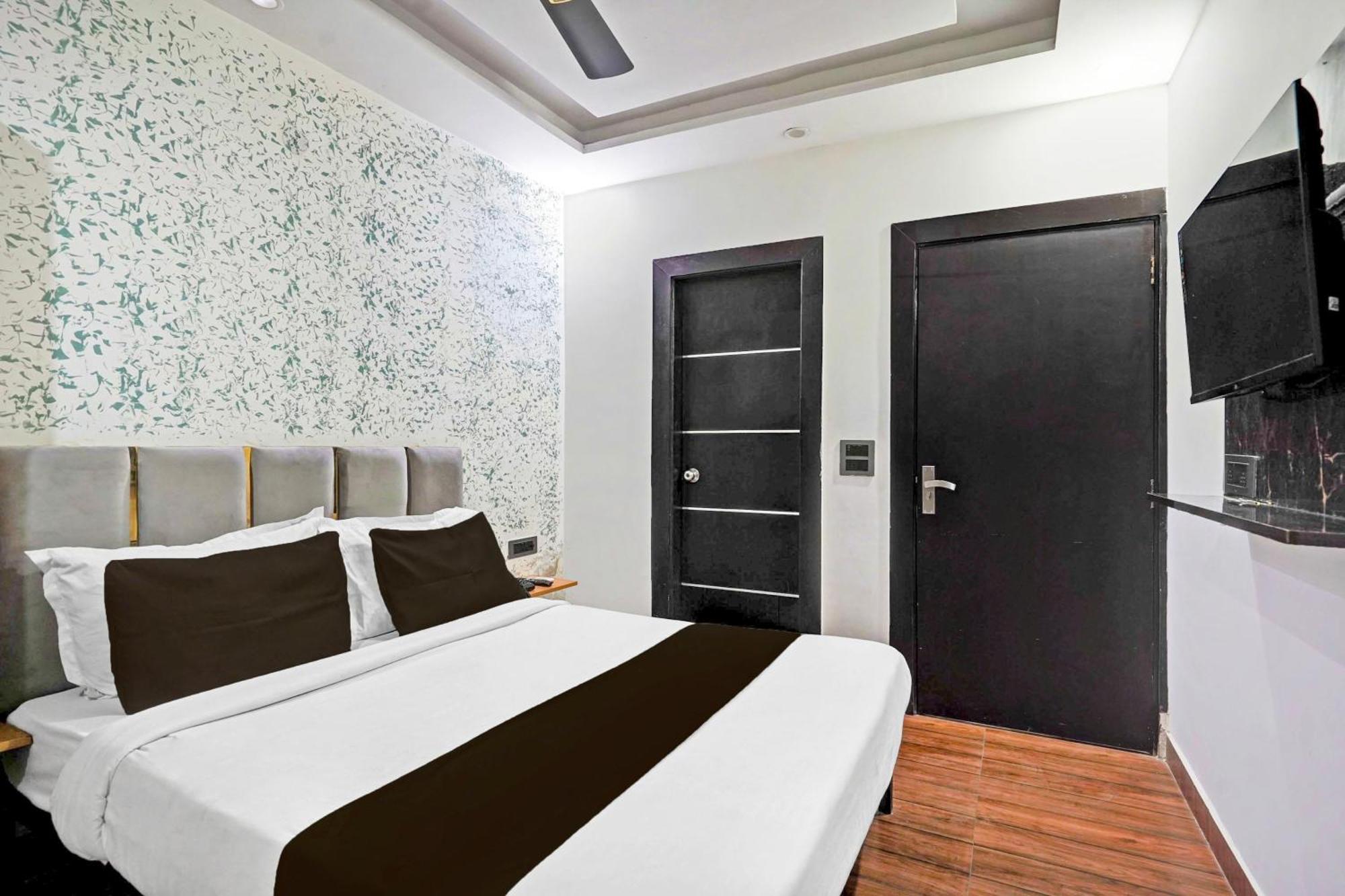 Hotel Twamev Residency Nuova Delhi Esterno foto