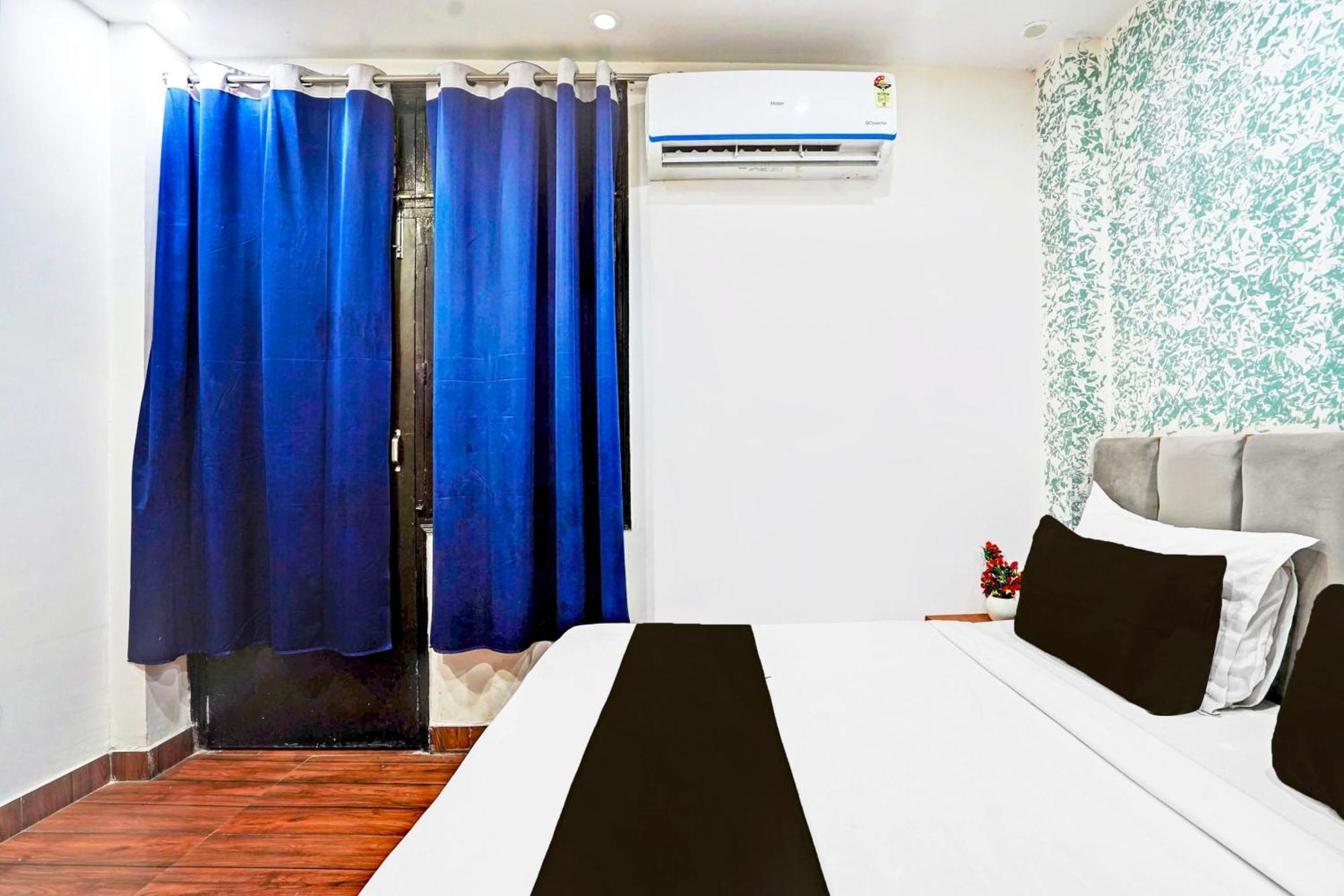 Hotel Twamev Residency Nuova Delhi Esterno foto