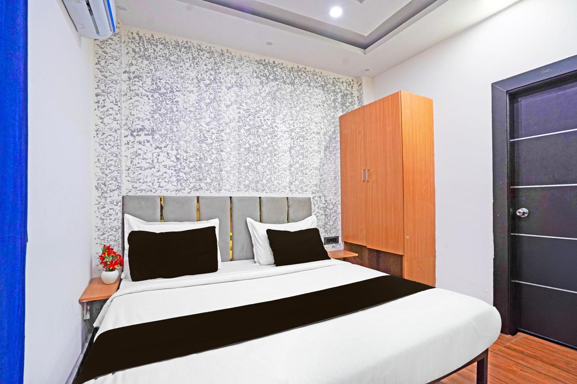 Hotel Twamev Residency Nuova Delhi Esterno foto