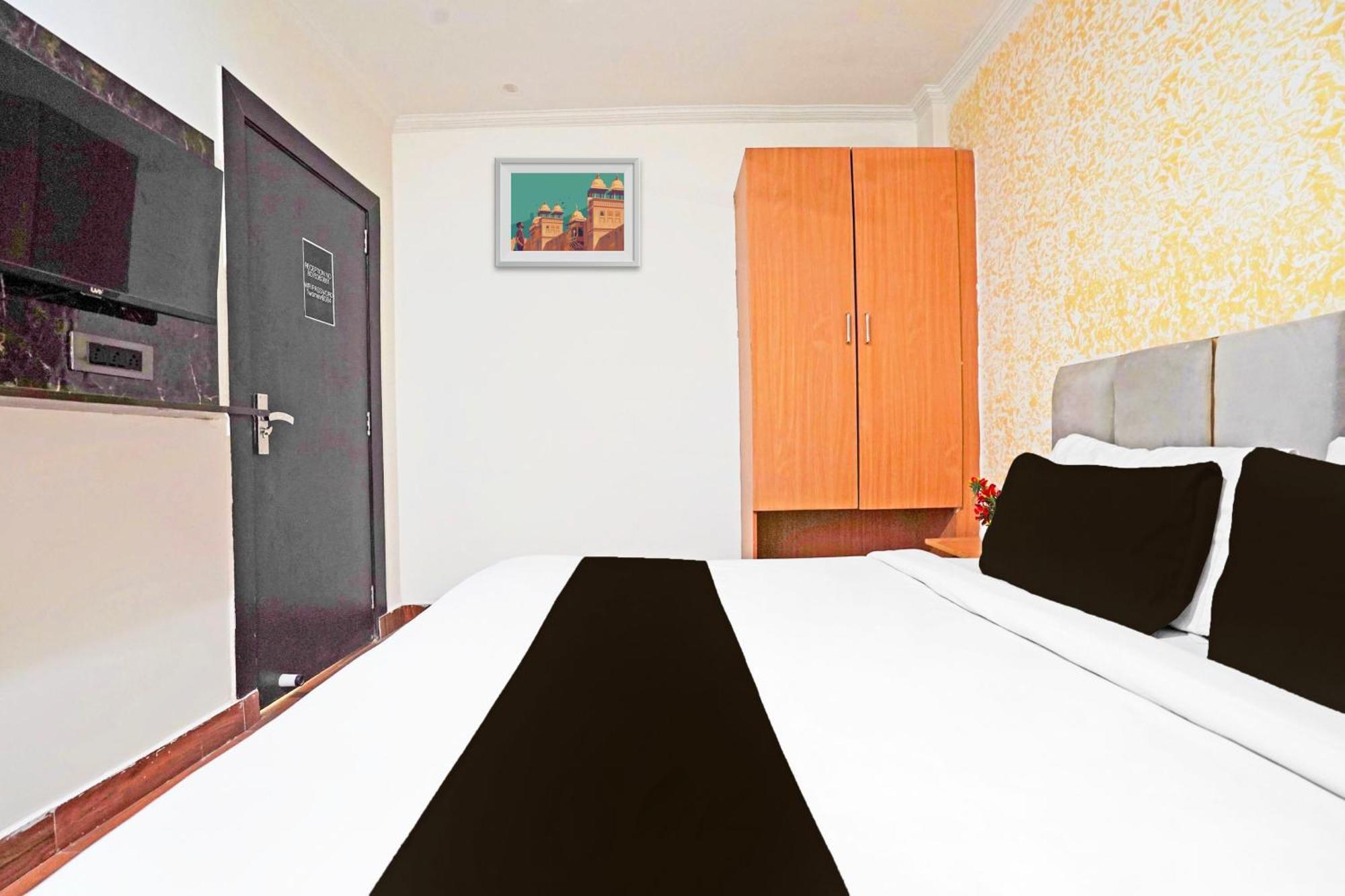 Hotel Twamev Residency Nuova Delhi Esterno foto